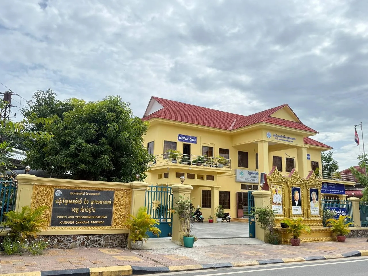 ប្រជាពលរដ្ឋកំពុងទទួលសេវាសាធារណៈ